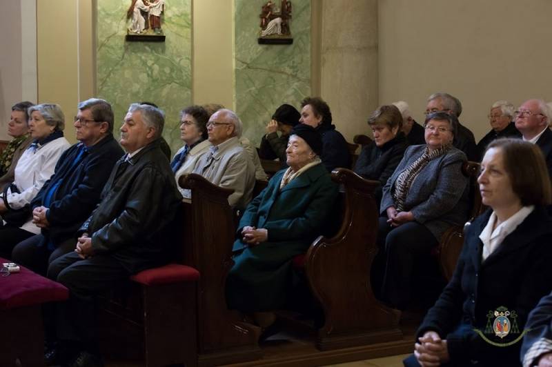 Mohacs-ls2-Szent Kereszt_templom_hivek.jpg